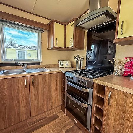Gorgeous 6 Berth Caravan With Decking And Wi-Fi At Broadland Sands Ref 20377Bs ホプトン・オン・シー エクステリア 写真