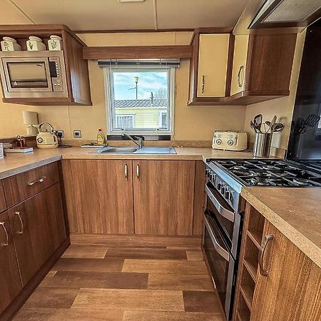 Gorgeous 6 Berth Caravan With Decking And Wi-Fi At Broadland Sands Ref 20377Bs ホプトン・オン・シー エクステリア 写真