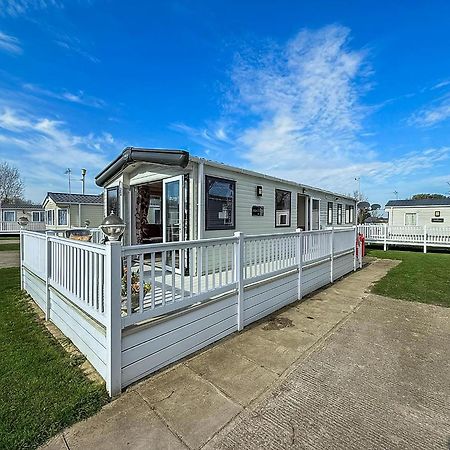 Gorgeous 6 Berth Caravan With Decking And Wi-Fi At Broadland Sands Ref 20377Bs ホプトン・オン・シー エクステリア 写真