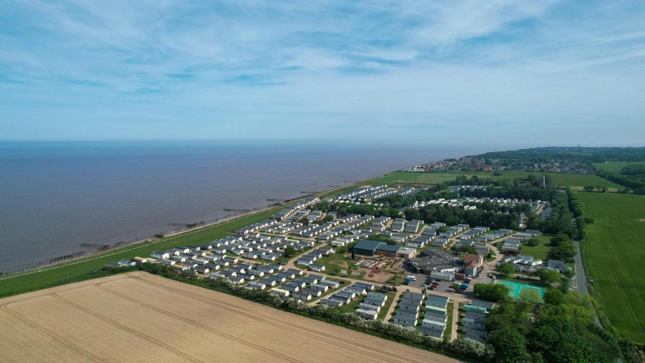 Gorgeous 6 Berth Caravan With Decking And Wi-Fi At Broadland Sands Ref 20377Bs ホプトン・オン・シー エクステリア 写真