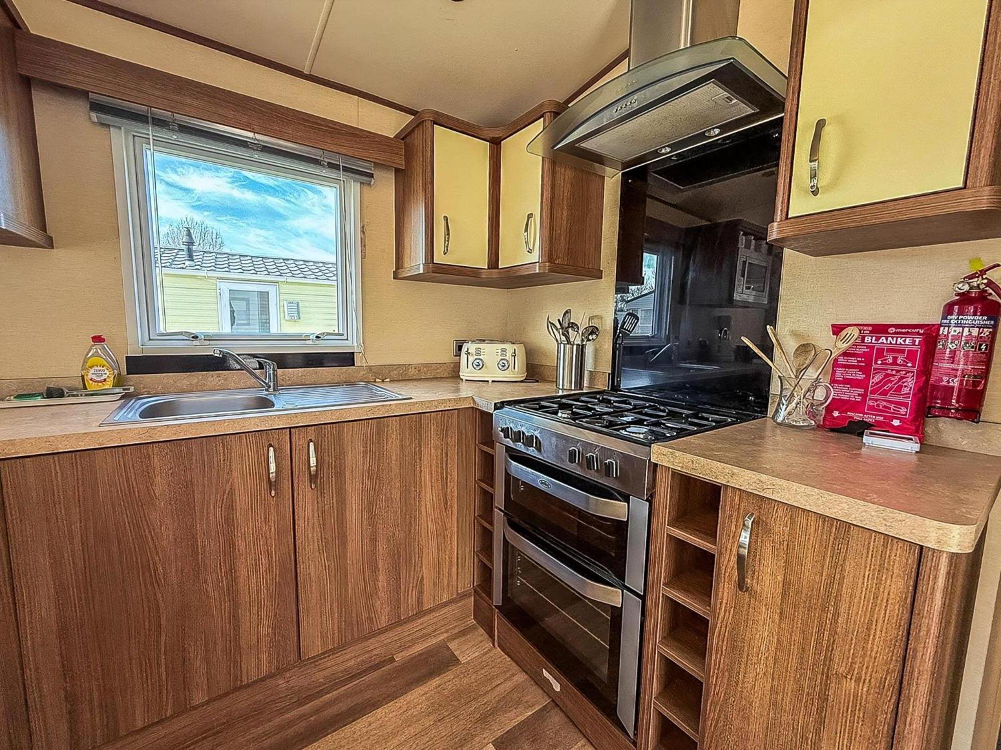 Gorgeous 6 Berth Caravan With Decking And Wi-Fi At Broadland Sands Ref 20377Bs ホプトン・オン・シー エクステリア 写真