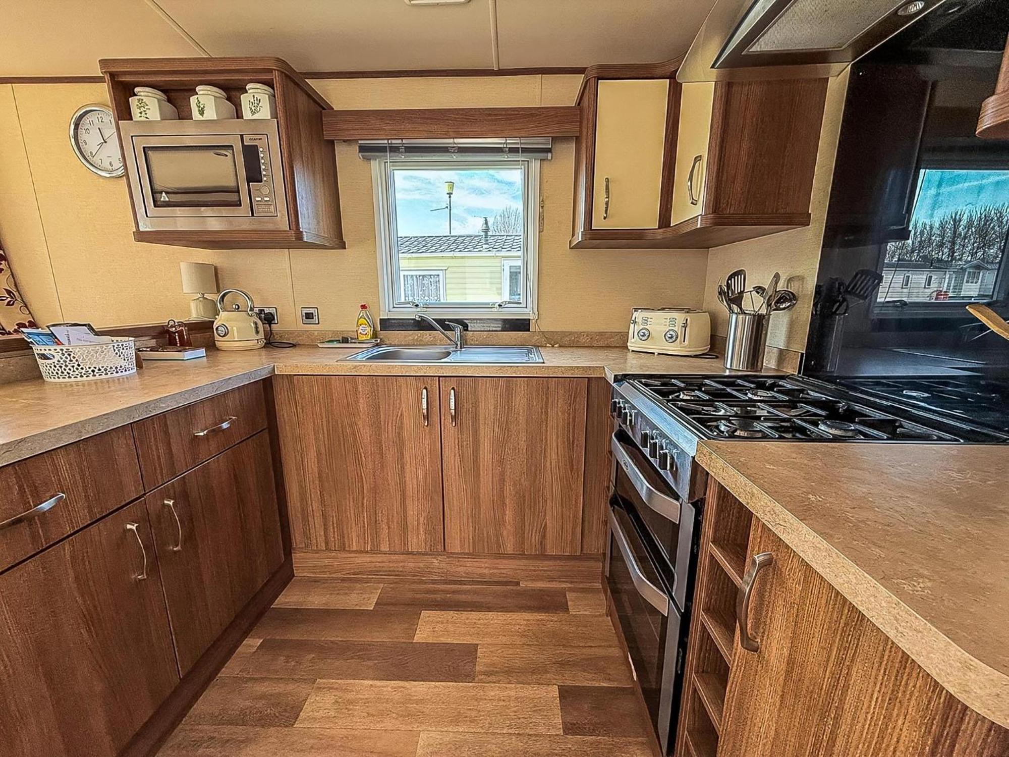 Gorgeous 6 Berth Caravan With Decking And Wi-Fi At Broadland Sands Ref 20377Bs ホプトン・オン・シー エクステリア 写真