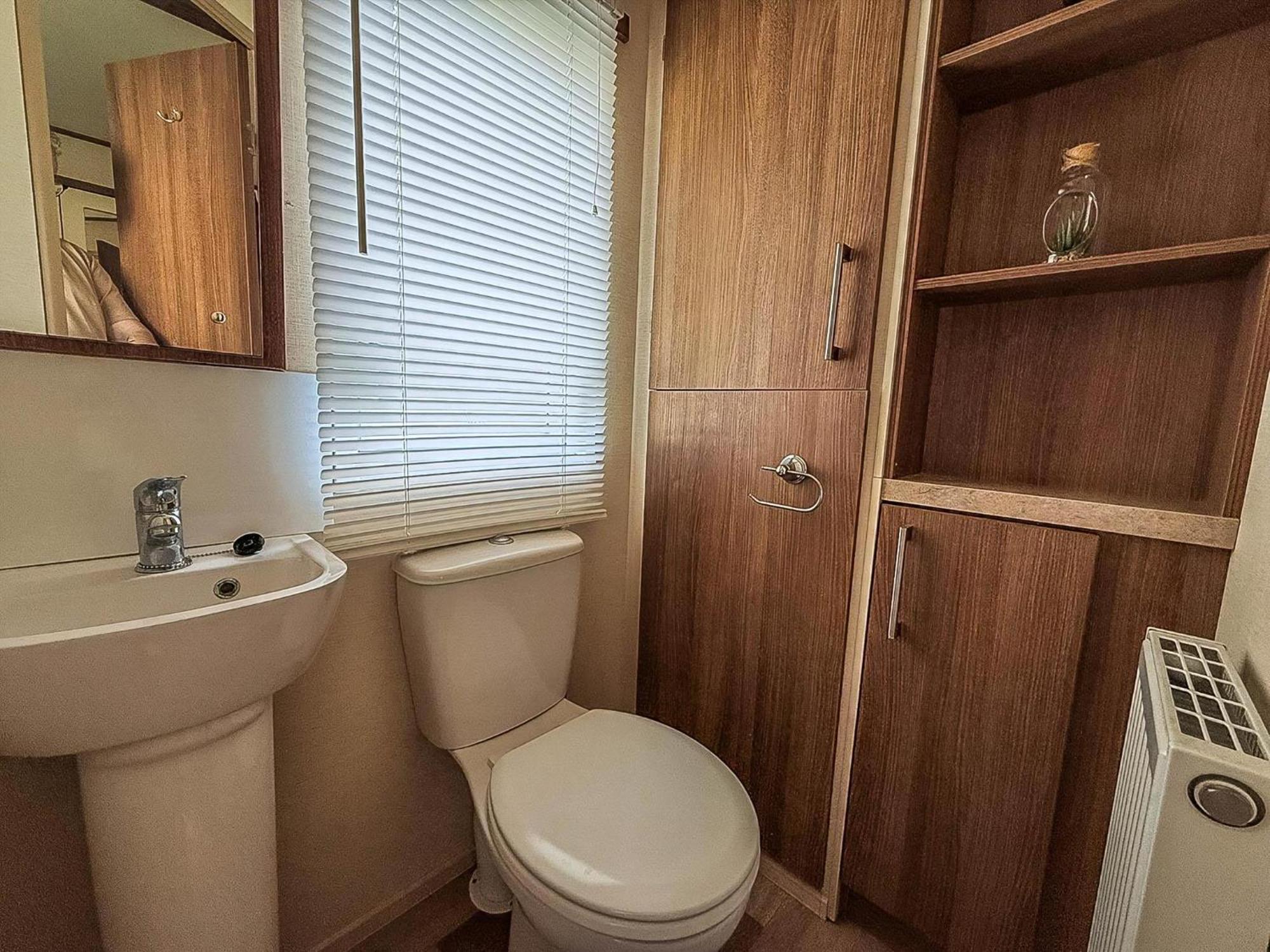 Gorgeous 6 Berth Caravan With Decking And Wi-Fi At Broadland Sands Ref 20377Bs ホプトン・オン・シー エクステリア 写真