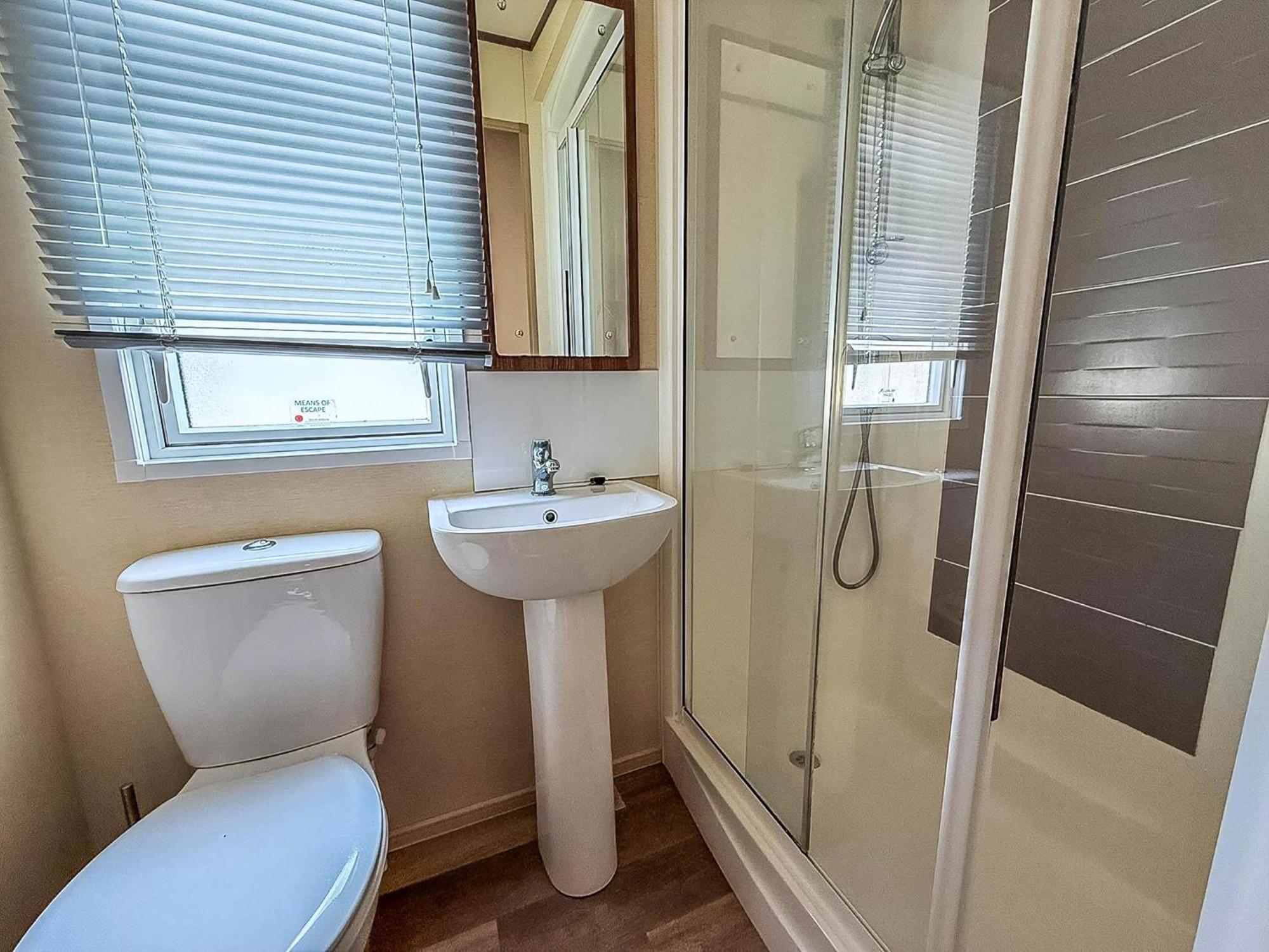 Gorgeous 6 Berth Caravan With Decking And Wi-Fi At Broadland Sands Ref 20377Bs ホプトン・オン・シー エクステリア 写真