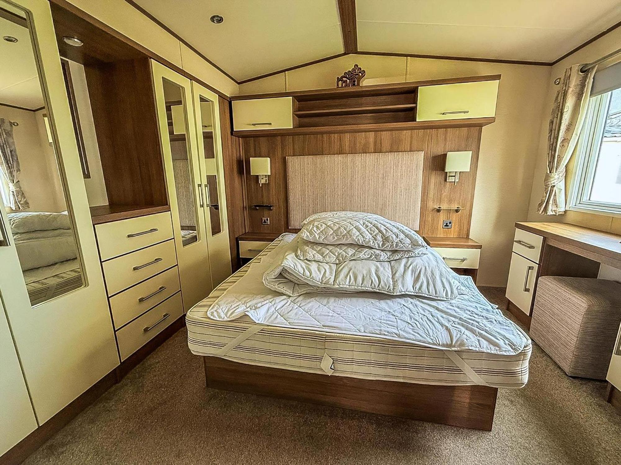 Gorgeous 6 Berth Caravan With Decking And Wi-Fi At Broadland Sands Ref 20377Bs ホプトン・オン・シー エクステリア 写真