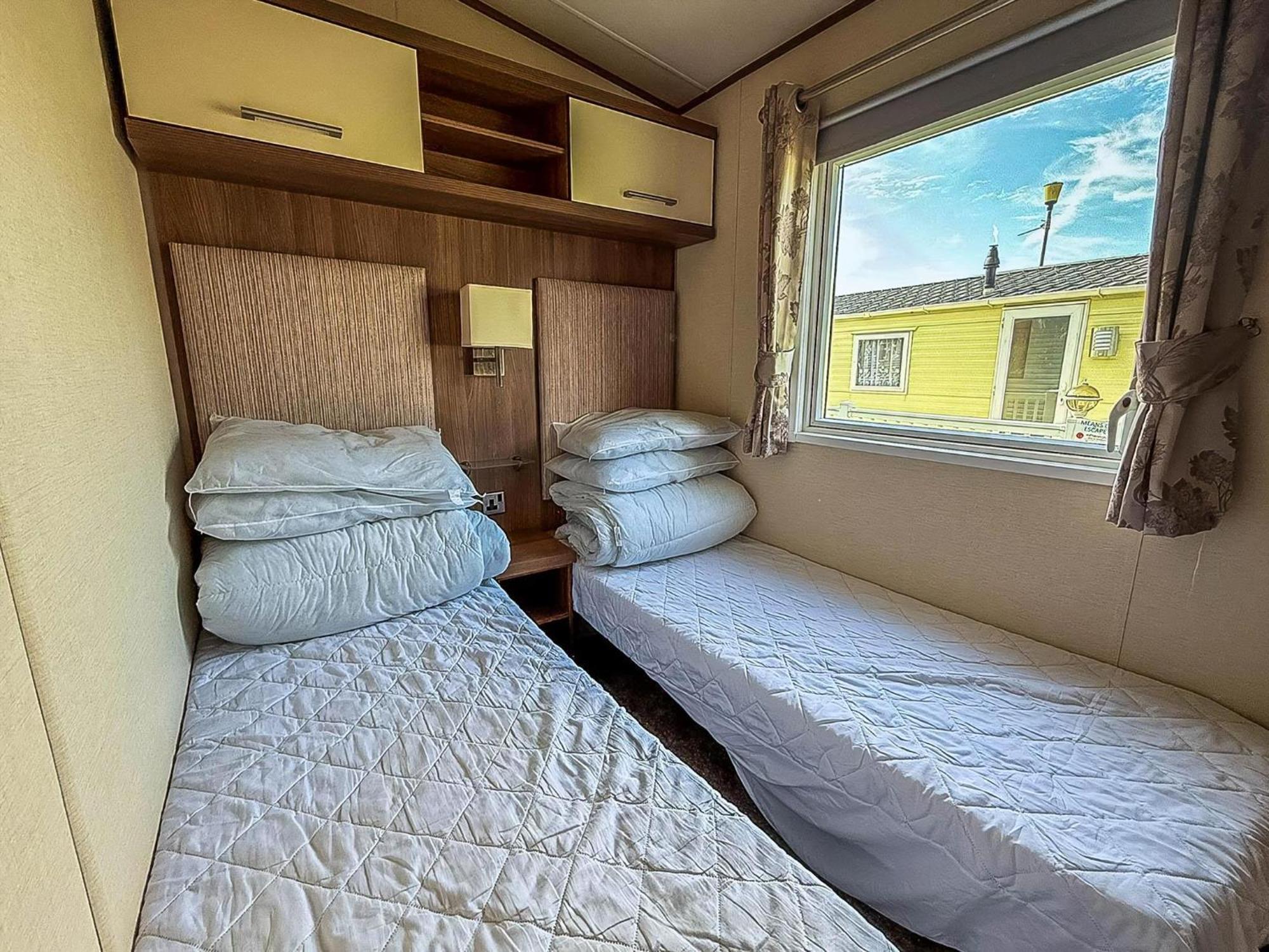 Gorgeous 6 Berth Caravan With Decking And Wi-Fi At Broadland Sands Ref 20377Bs ホプトン・オン・シー エクステリア 写真