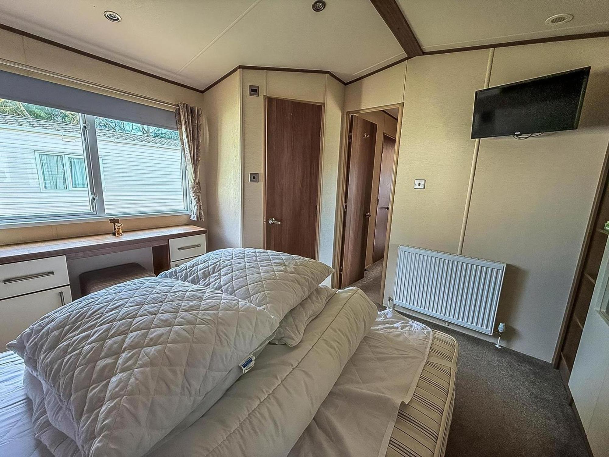 Gorgeous 6 Berth Caravan With Decking And Wi-Fi At Broadland Sands Ref 20377Bs ホプトン・オン・シー エクステリア 写真