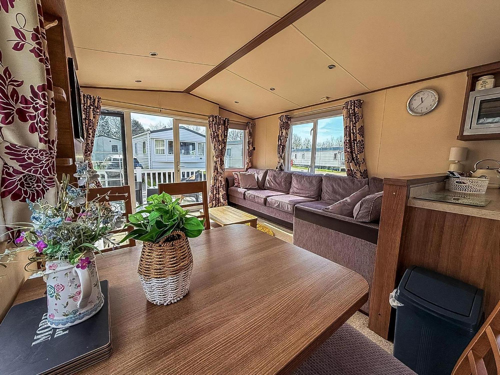 Gorgeous 6 Berth Caravan With Decking And Wi-Fi At Broadland Sands Ref 20377Bs ホプトン・オン・シー エクステリア 写真