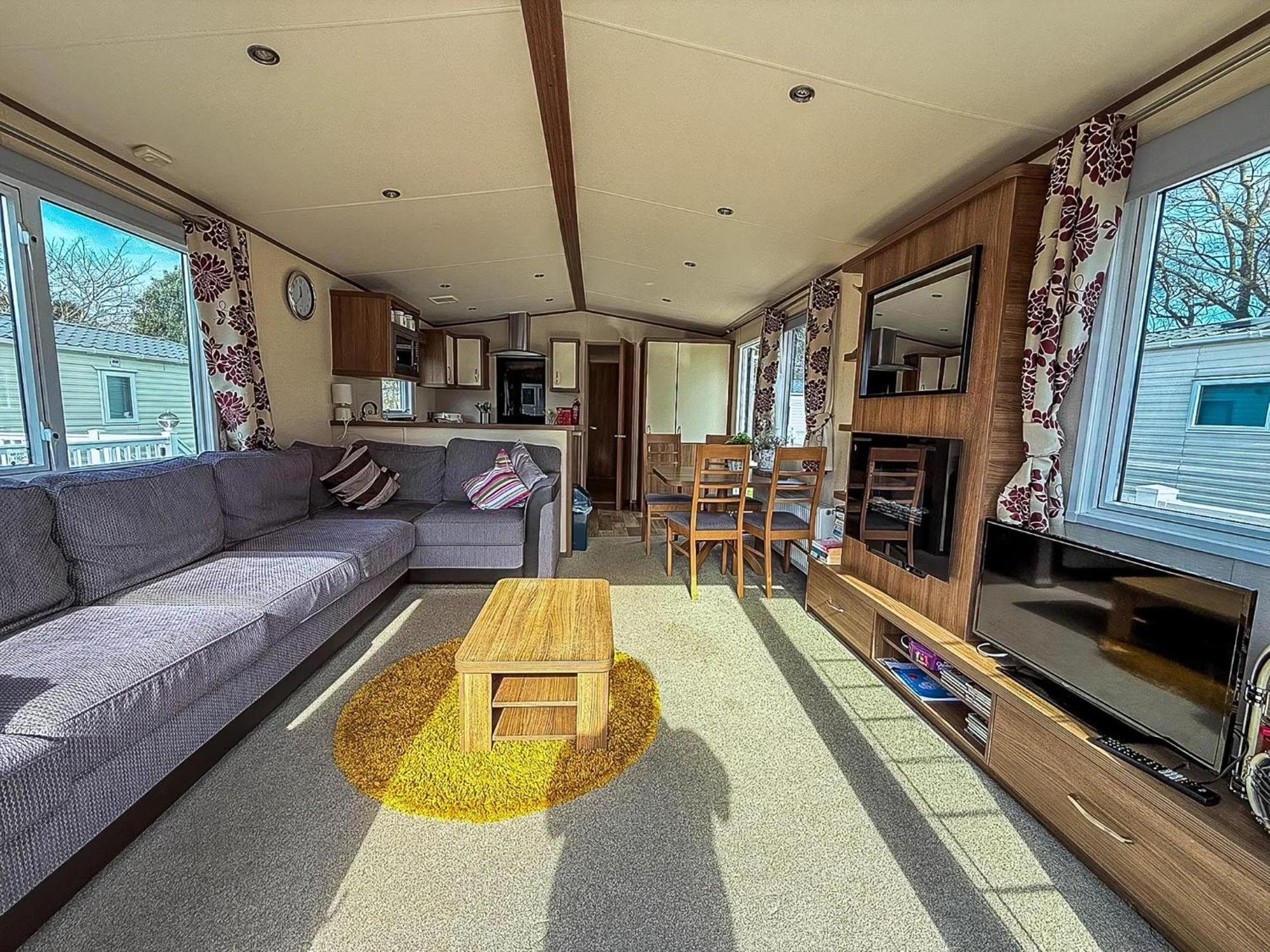 Gorgeous 6 Berth Caravan With Decking And Wi-Fi At Broadland Sands Ref 20377Bs ホプトン・オン・シー エクステリア 写真