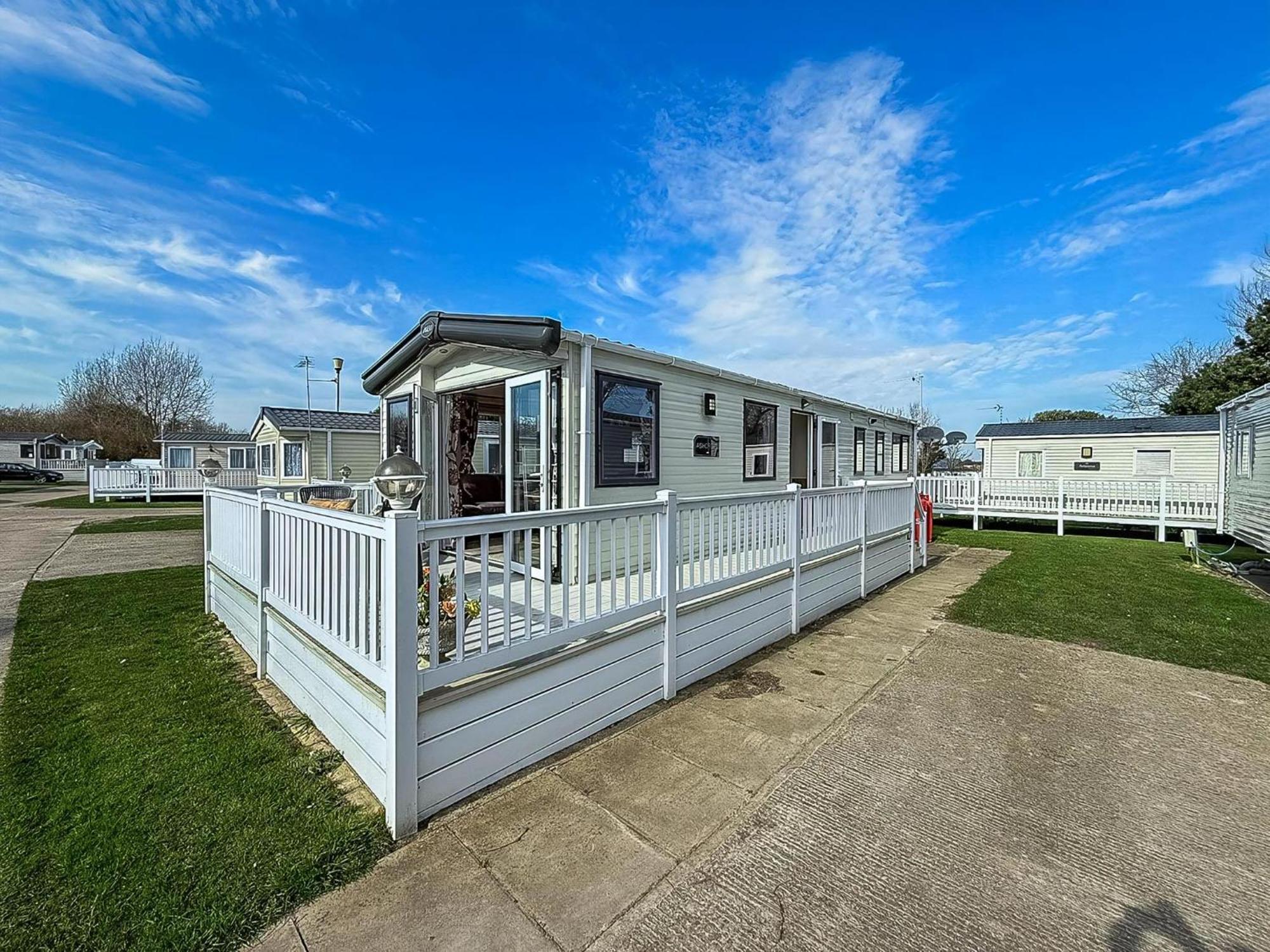 Gorgeous 6 Berth Caravan With Decking And Wi-Fi At Broadland Sands Ref 20377Bs ホプトン・オン・シー エクステリア 写真