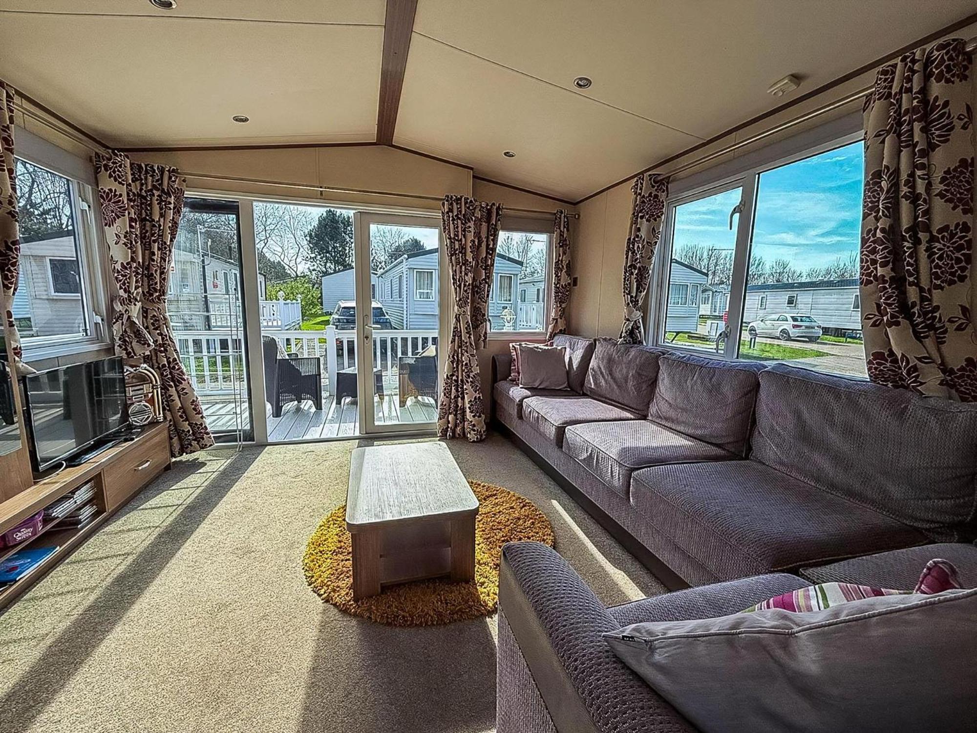 Gorgeous 6 Berth Caravan With Decking And Wi-Fi At Broadland Sands Ref 20377Bs ホプトン・オン・シー エクステリア 写真